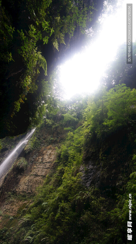 恩施山间瀑布 绿意盎然的景致