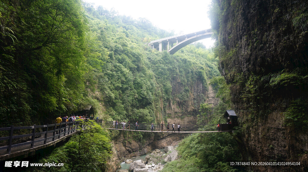 恩施峡谷间的桥梁与蜿蜒栈道