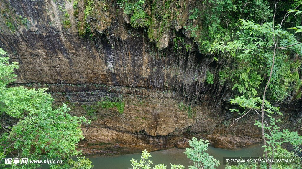 恩施山间绿意盎然的溪流景观