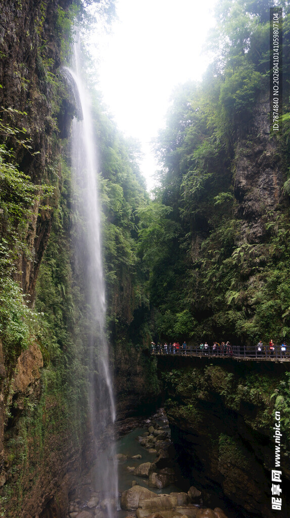 恩施山间瀑布下的木质观景栈道