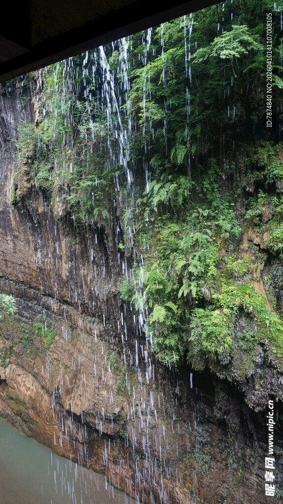 恩施山间瀑布下的葱郁景致