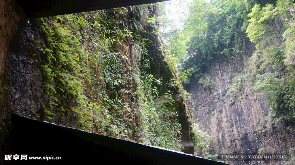 恩施车窗视角下的绝美峡谷风光