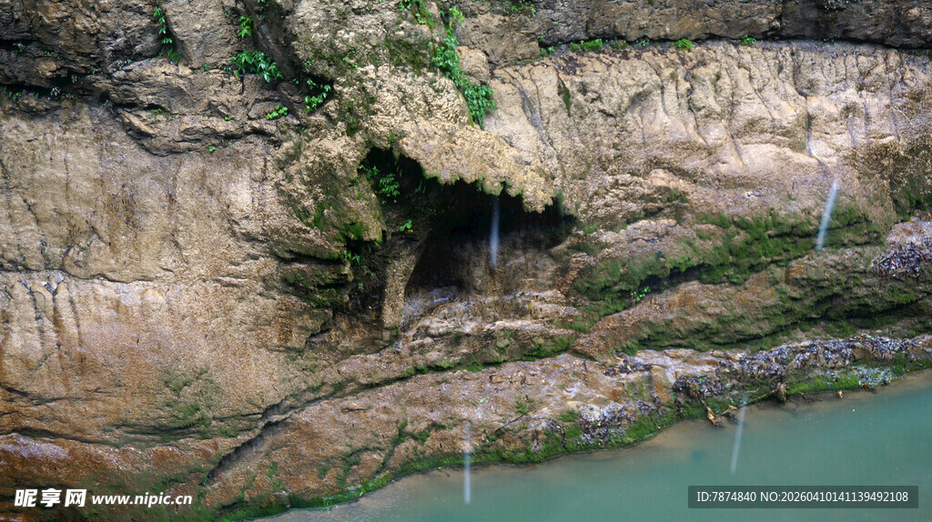 恩施山间瀑布下的碧绿潭水