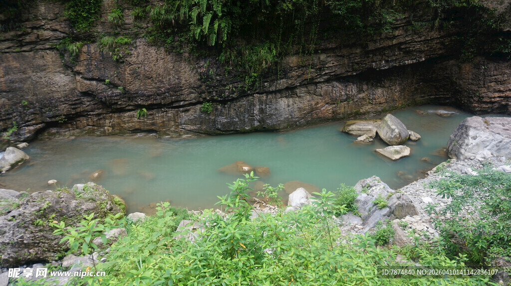 恩施山间碧潭美景