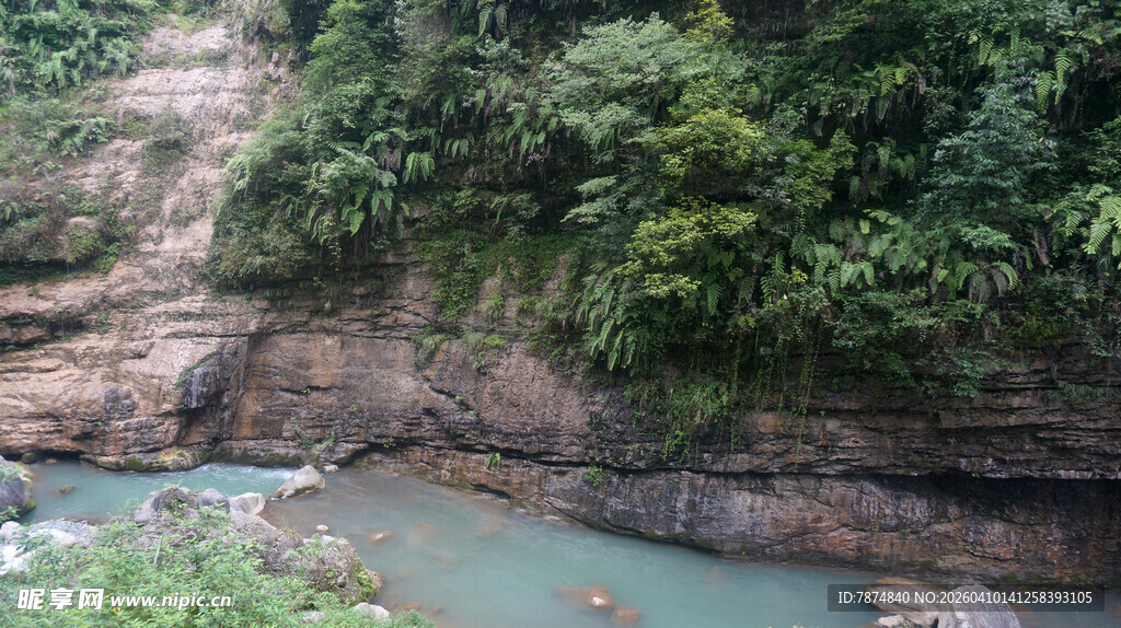 恩施山间幽潭 绿意环绕美景