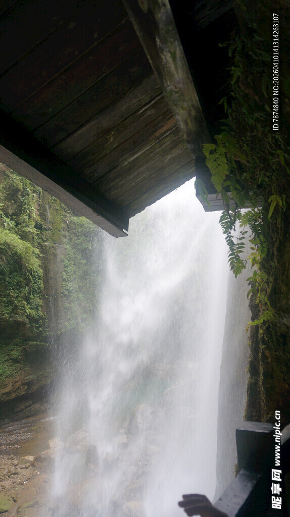 恩施瀑布下的壮观水流景象
