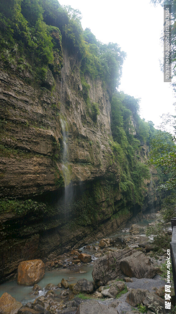 恩施山间瀑布下的自然岩石景观