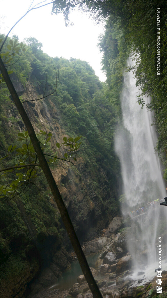 恩施山间瀑布美景
