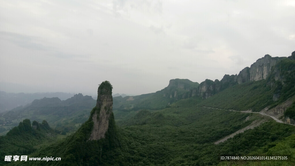 恩施奇峰屹立于葱郁山峦间