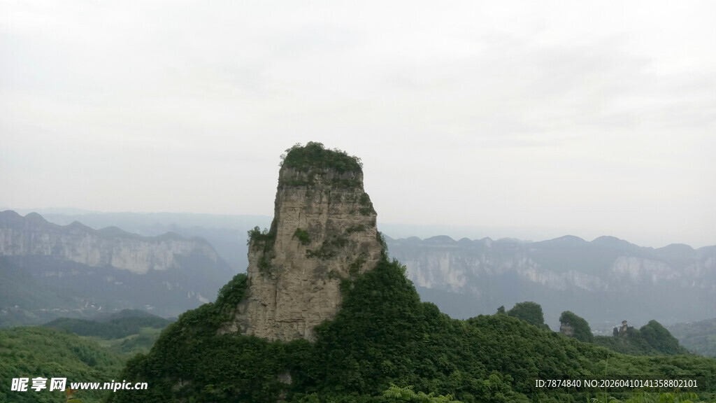 恩施孤峰矗立青山间