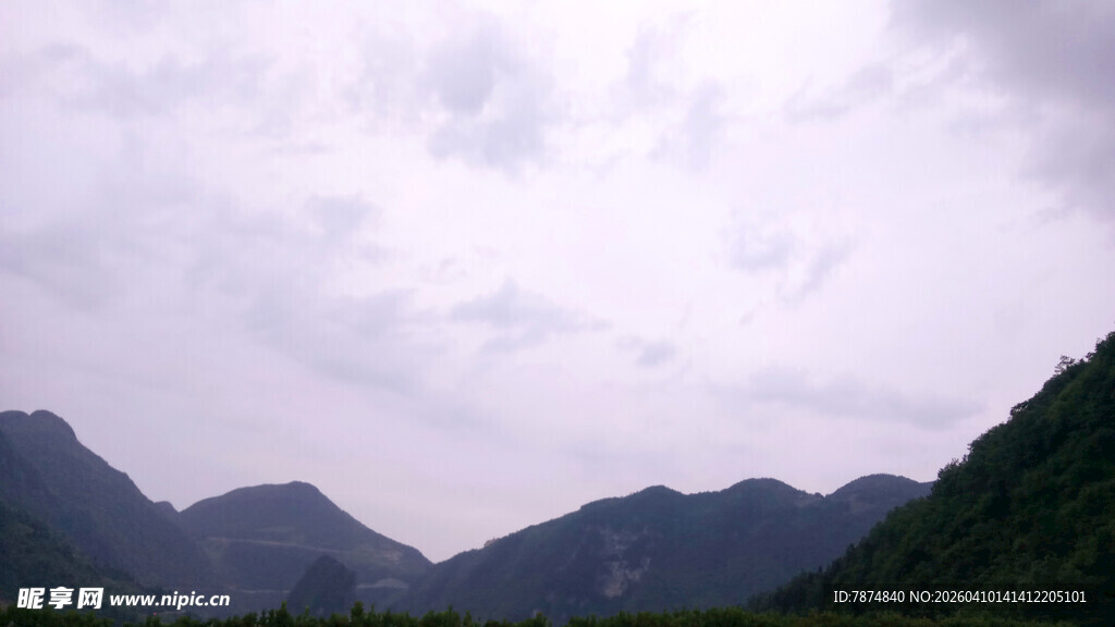 恩施云雾缭绕的山峦景色