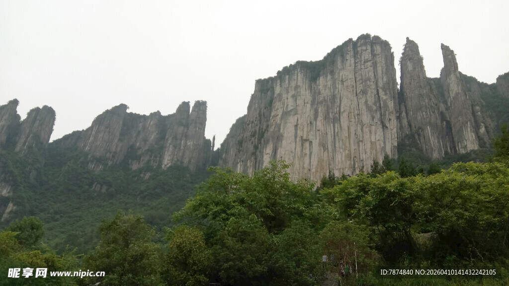 恩施壮丽山峦与葱郁植被