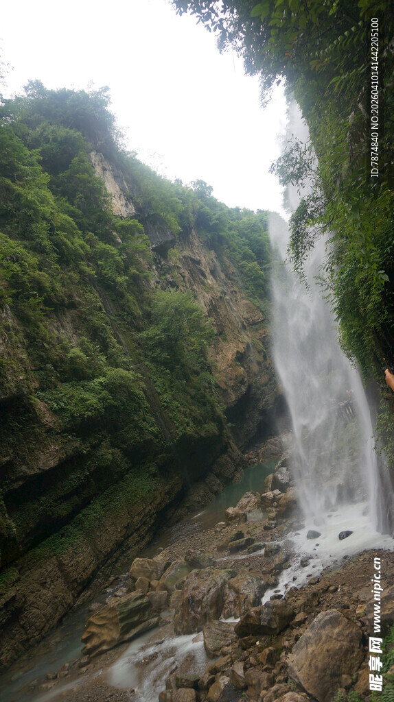 恩施山间瀑布景观
