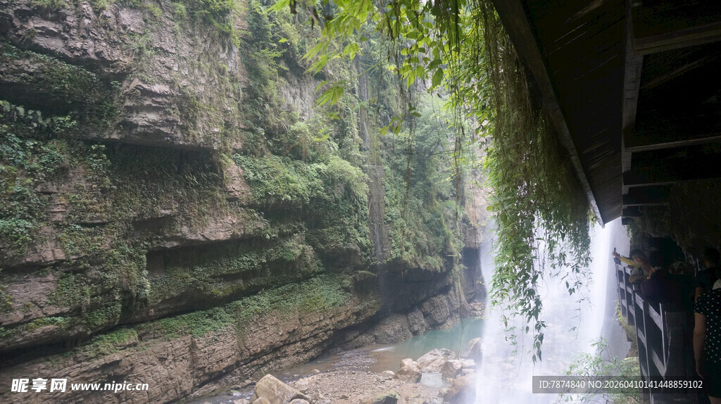 恩施山间瀑布下的清幽景致