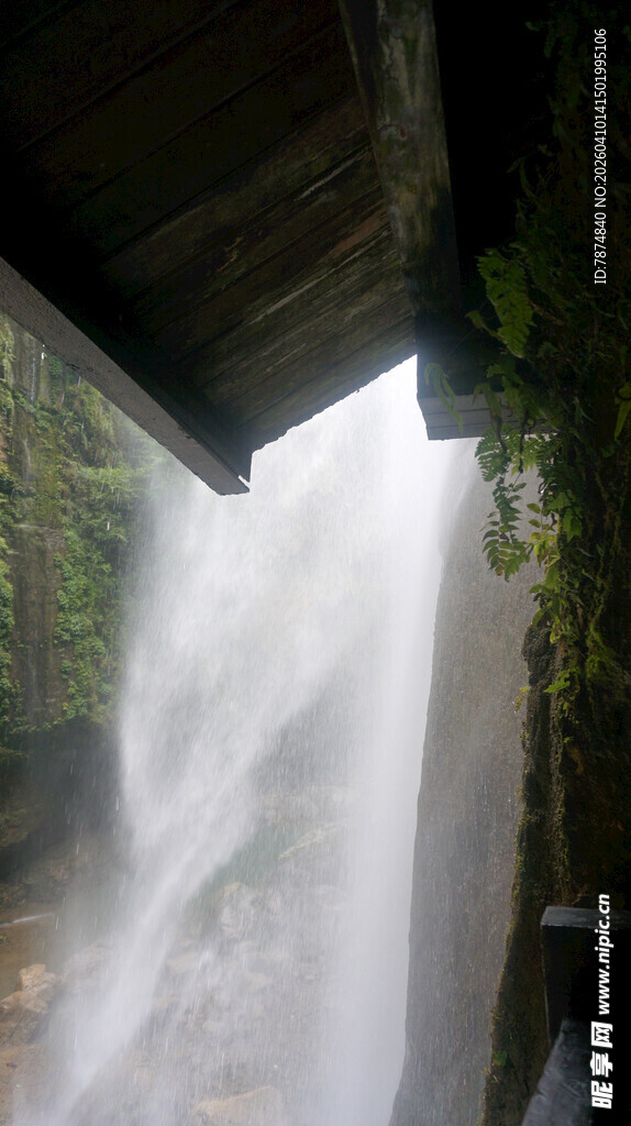 恩施山间瀑布倾泻而下