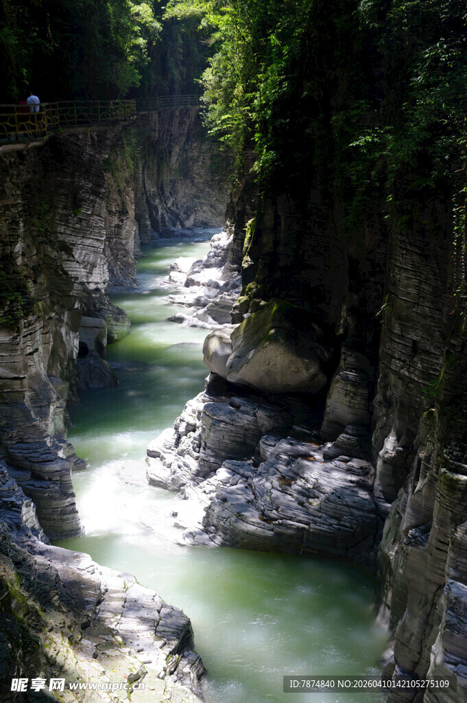 恩施峡谷溪流间的自然美景