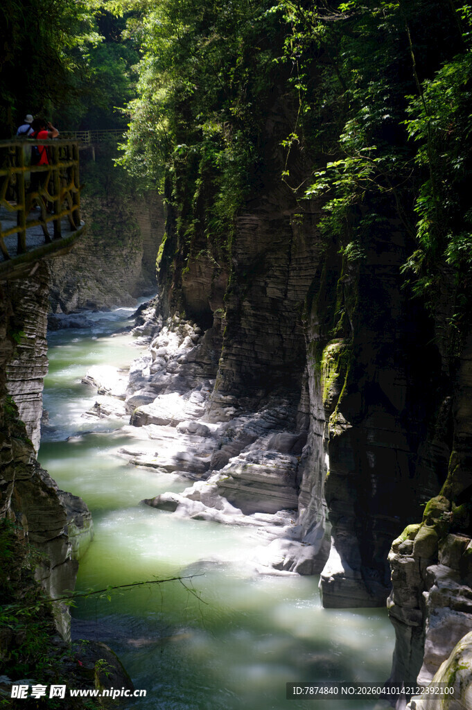 恩施山间溪流穿于葱郁峡谷间