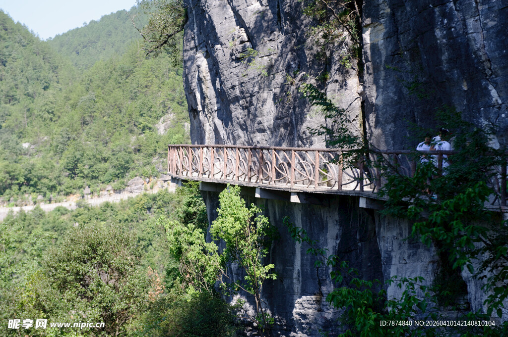 恩施悬崖栈道 穿梭青山绿意间