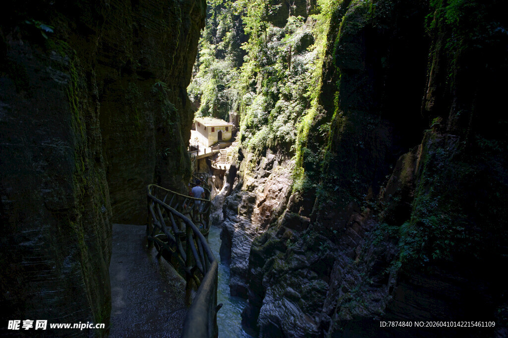 恩施峡谷间的绿意与深邃