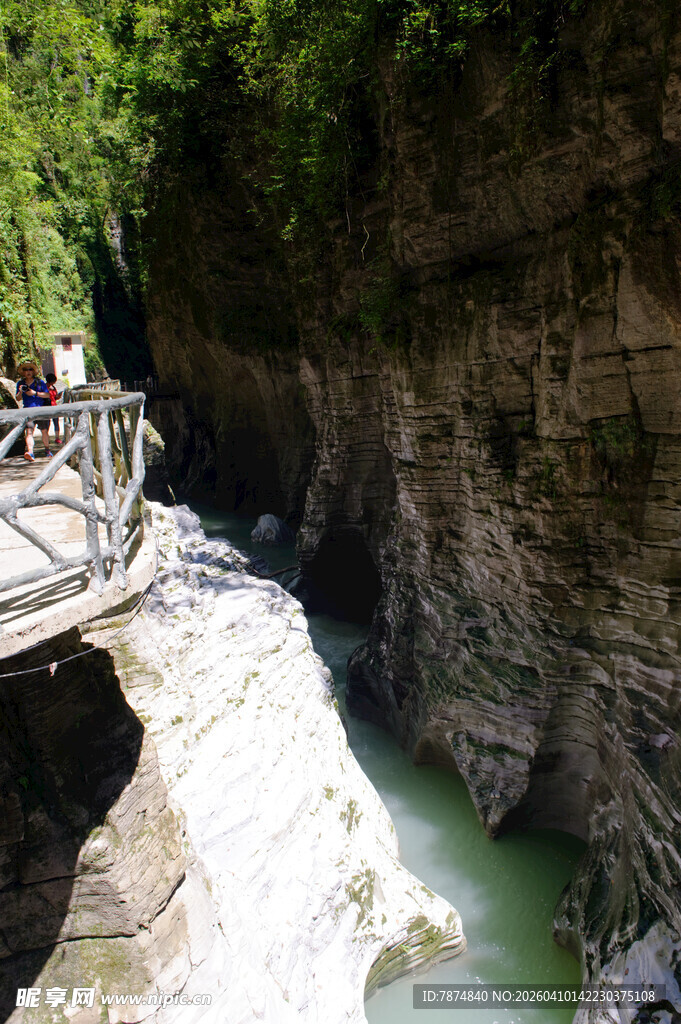 恩施峡谷栈道边的湍急溪流