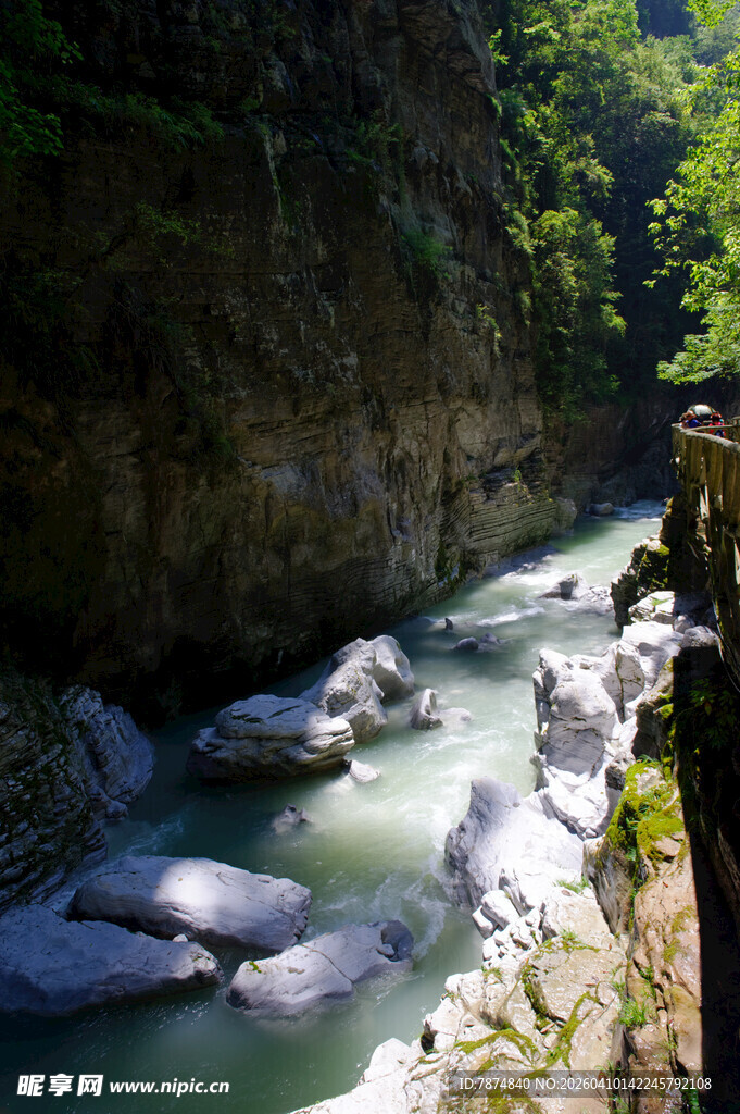恩施山间溪流潺潺的清幽美景