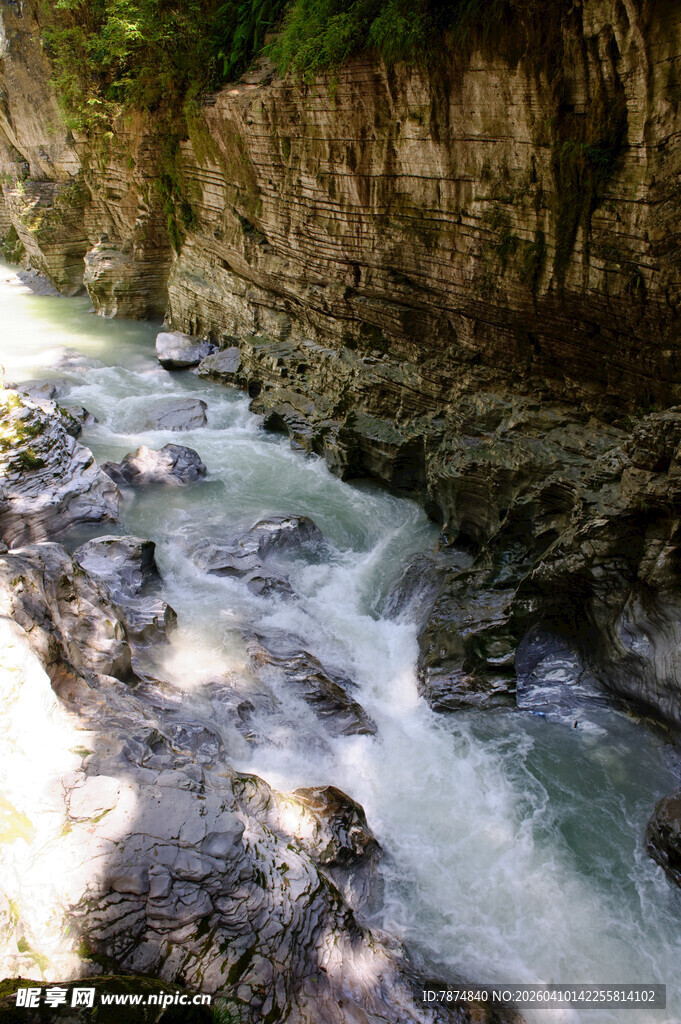 恩施山间湍急溪流穿岩石而过