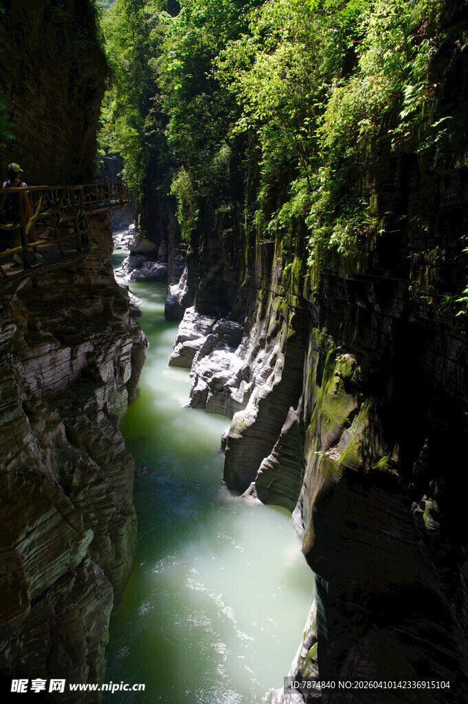 恩施峡谷绿水伴葱郁山林