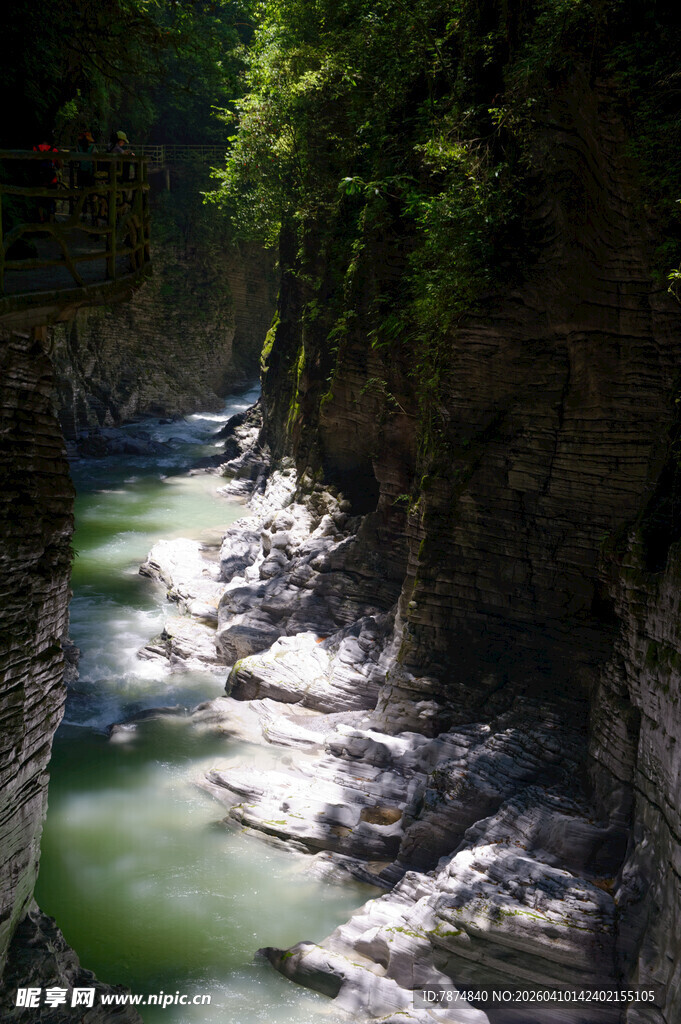 恩施山间幽谧溪流穿行峡谷