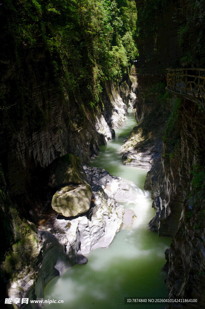 恩施山间幽谧溪流峡谷美景