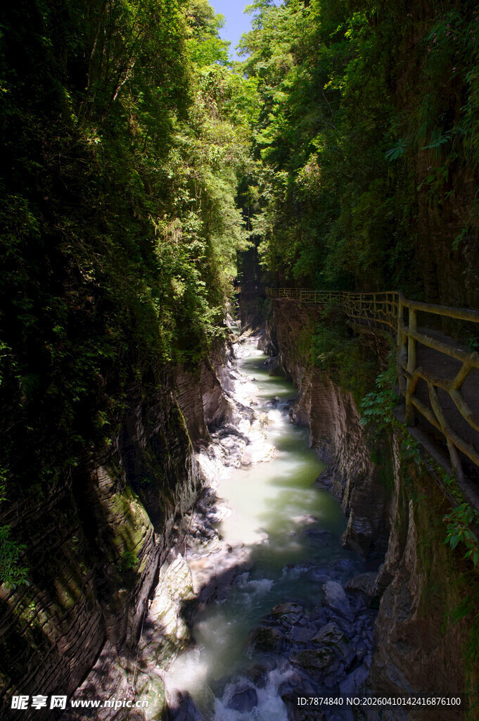 恩施山间溪流旁的木质栈道