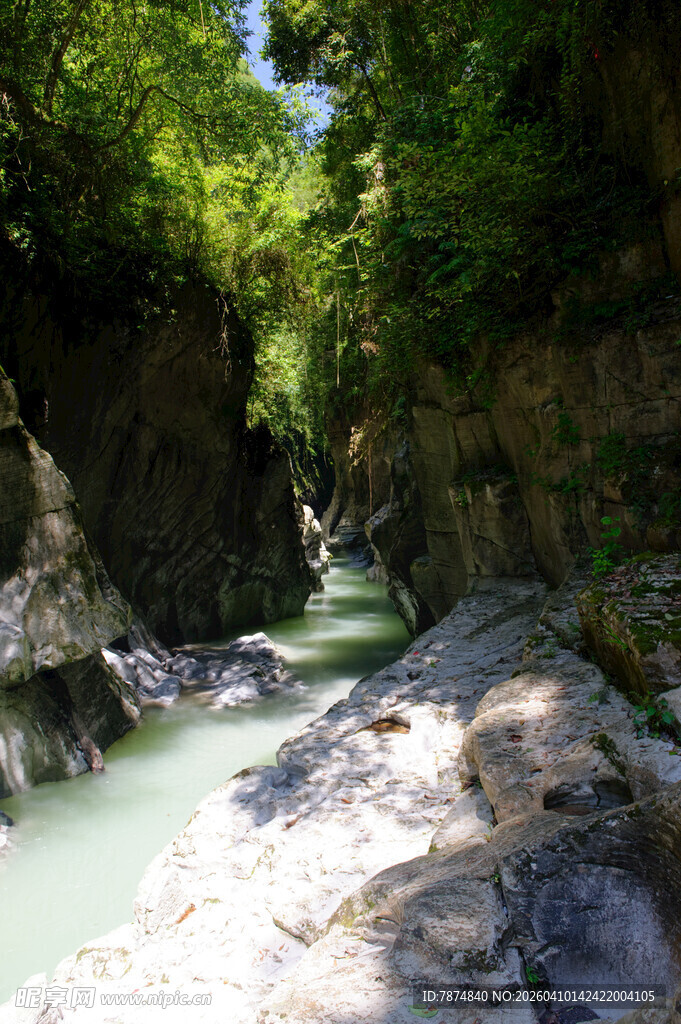 恩施山间溪流 清幽峡谷美景