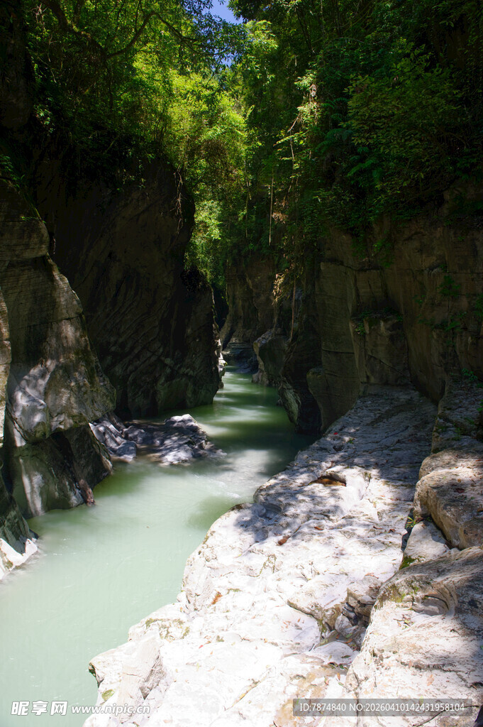 恩施山间幽美溪流景色