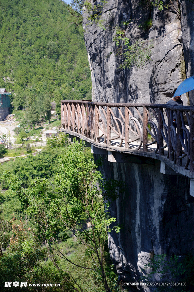 恩施悬崖栈道 穿梭青山绿意间