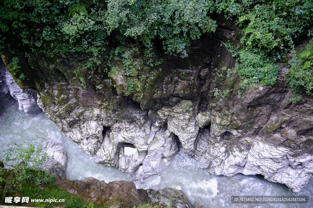 恩施山间湍急溪流与嶙峋怪石