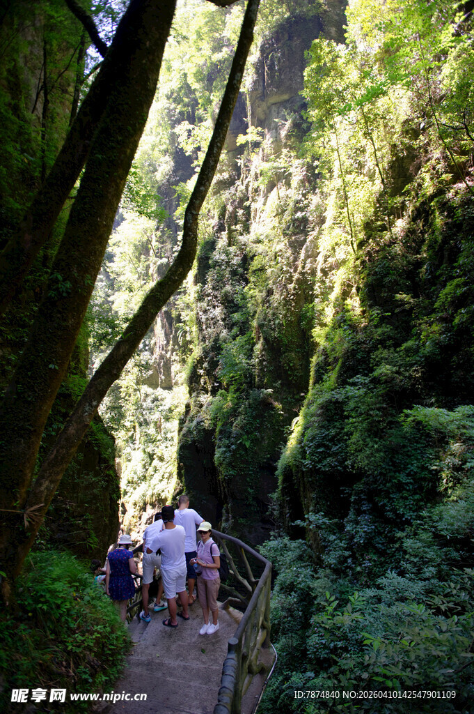 恩施山间小径上的徒步旅行者