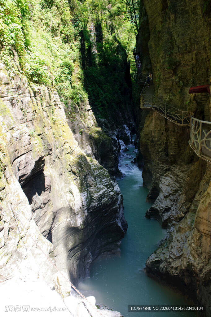 恩施峡谷溪流间的自然美景