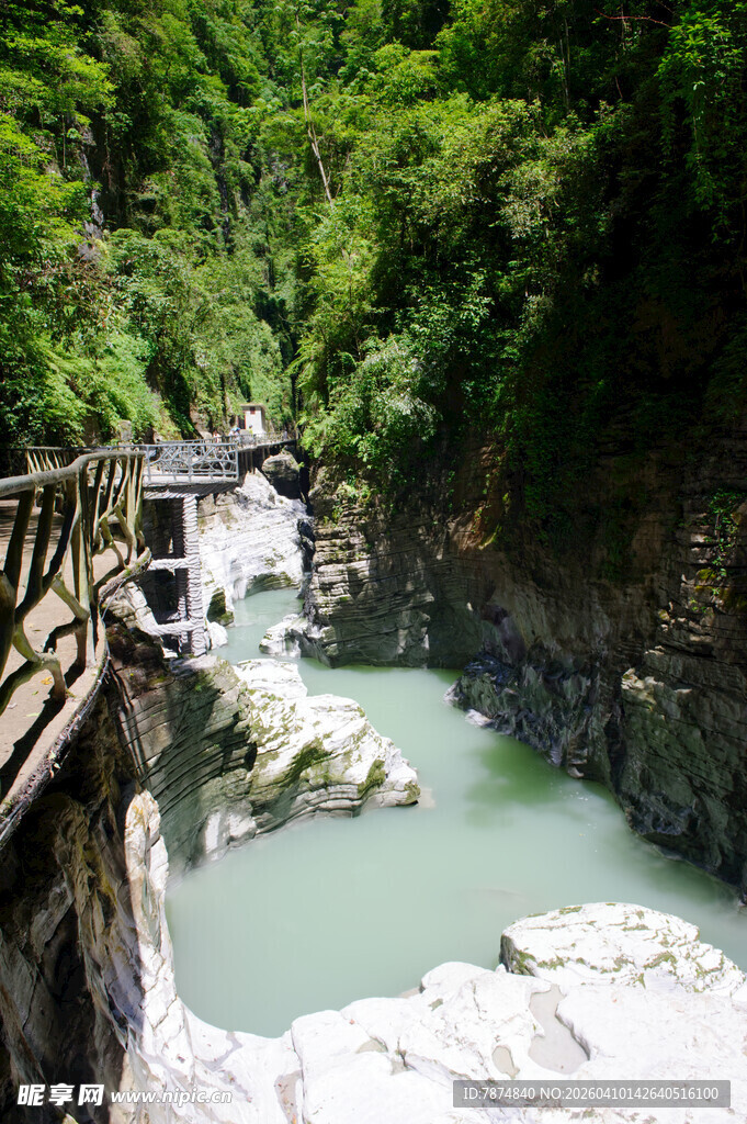 恩施山间溪流旁的木质栈道
