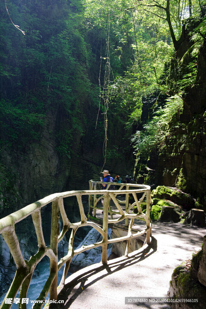 恩施山间木质栈道 绿意环绕