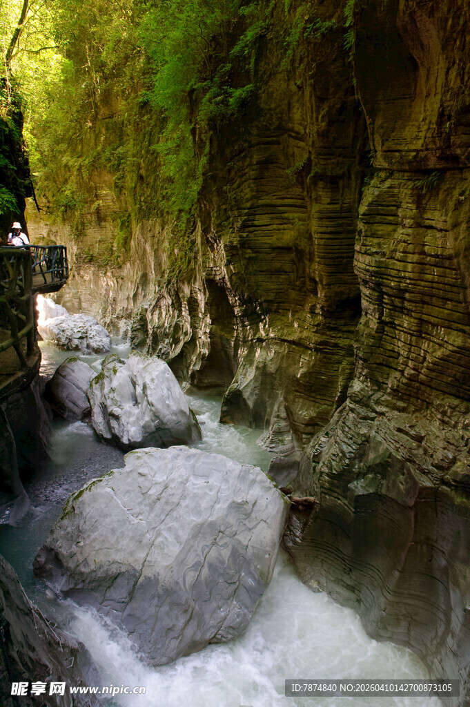 恩施山间湍急溪流与嶙峋怪石