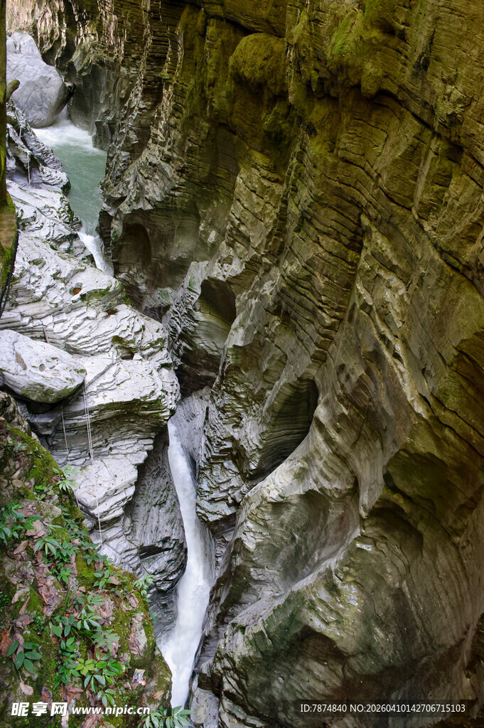 恩施山间瀑布流淌于岩石间