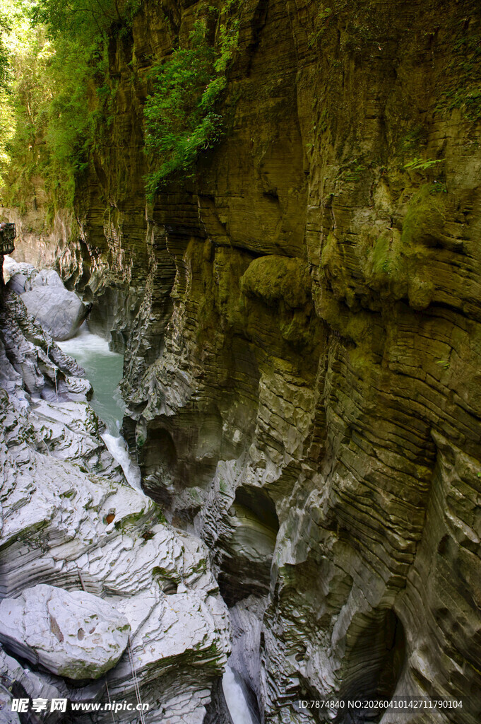 恩施山间溪流穿岩石景观