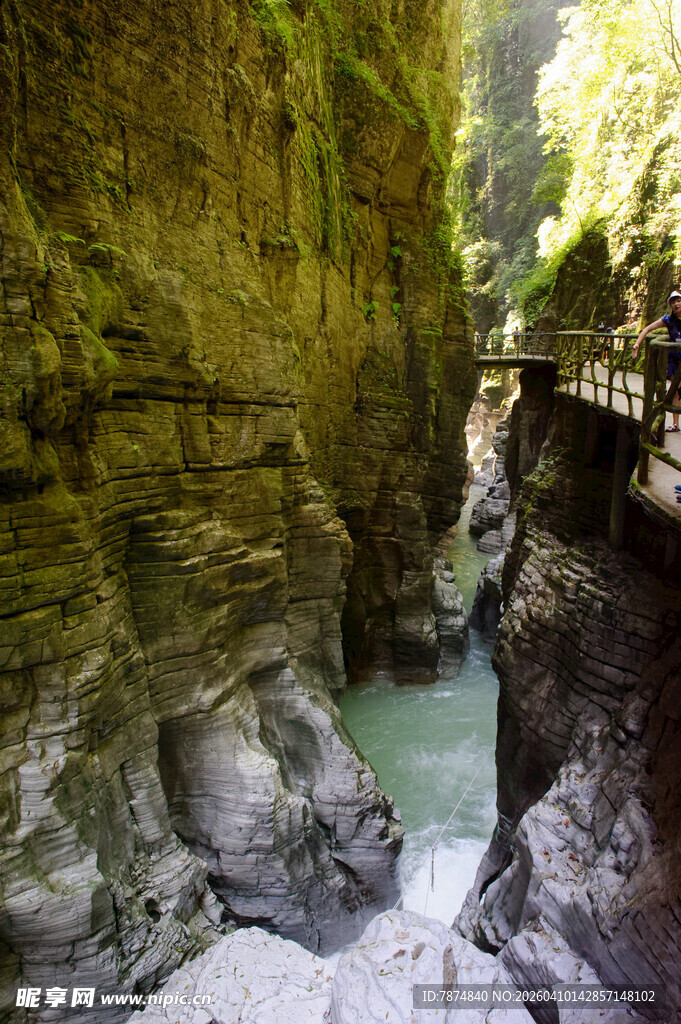 恩施峡谷中的清澈溪流