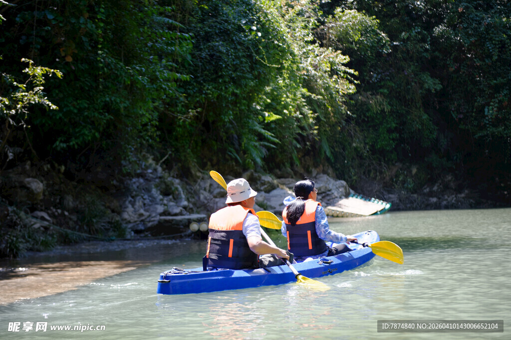 恩施蓝筏上的丛林漂流之旅