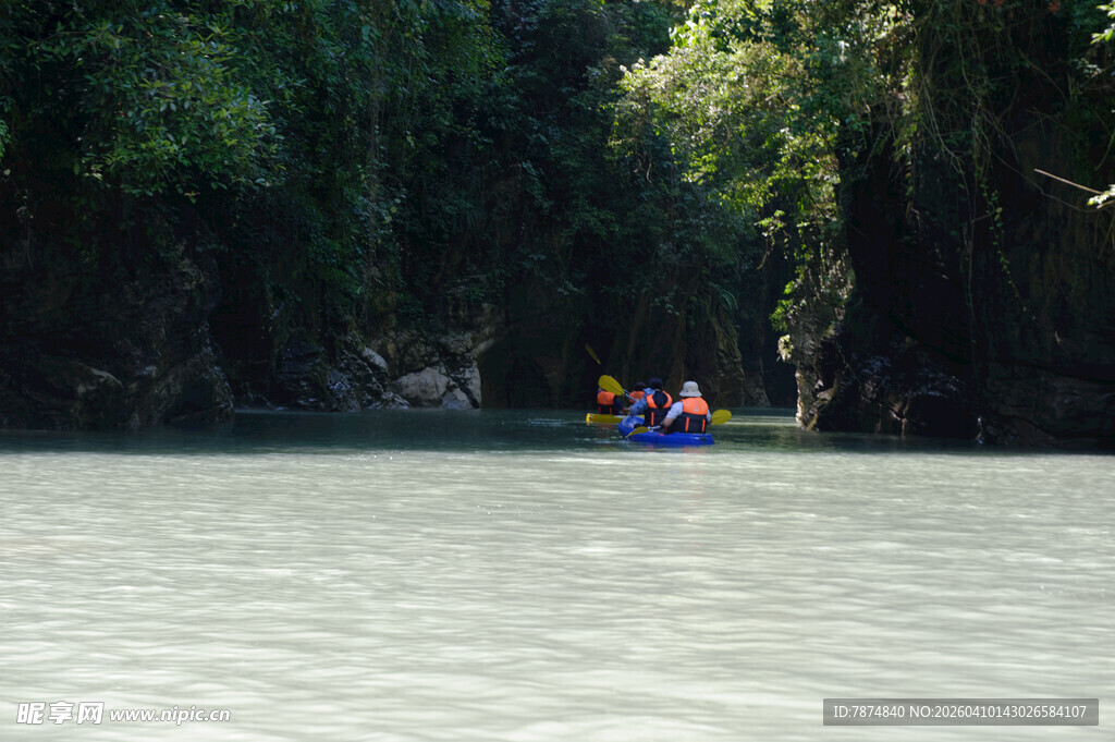 恩施河上漂流探险的多彩皮划艇