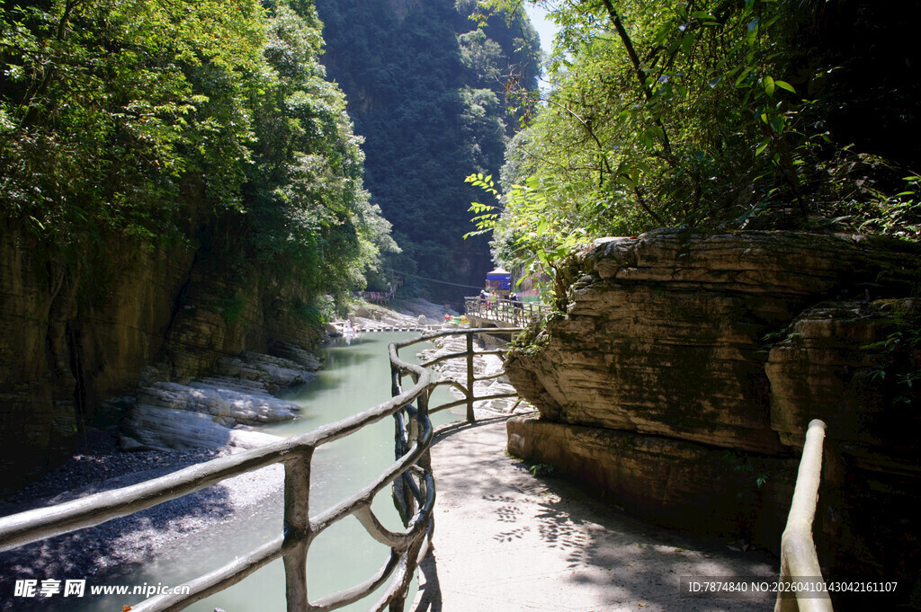 恩施山间栈道 穿行绿意幽境