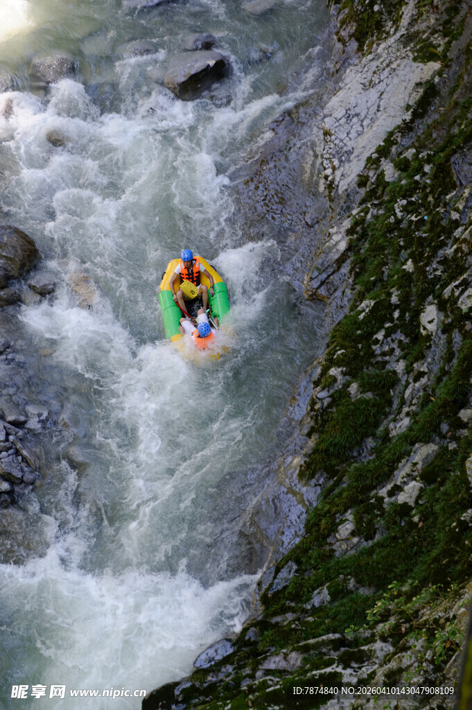 恩施激流中皮划艇冒险