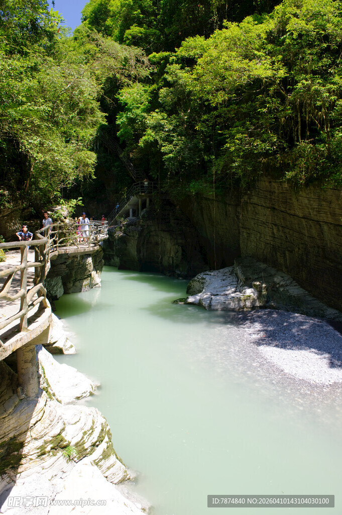 恩施山间碧溪 自然清幽之景