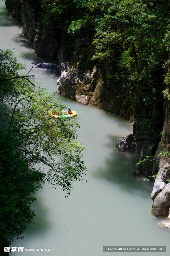 恩施山间河流上的皮划艇之旅