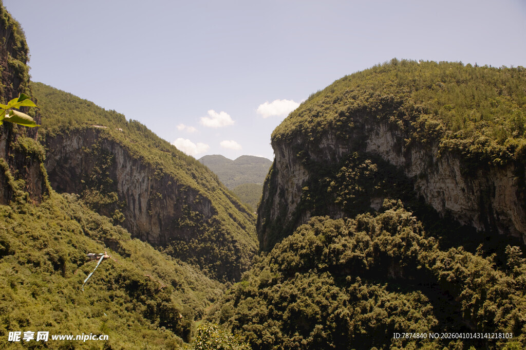恩施山间绿意盎然的壮丽峡谷