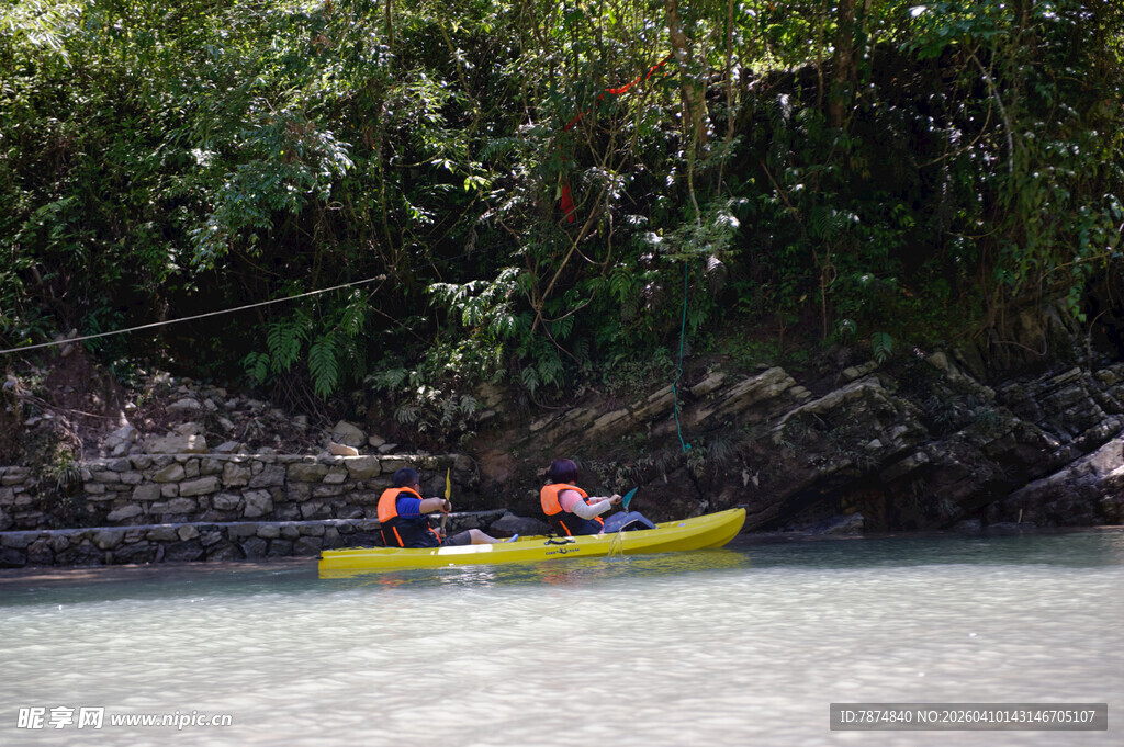 恩施两人泛舟于绿意盎然河岸